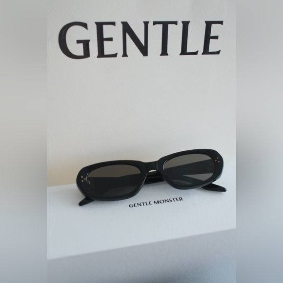 GENTLE MONSTER Black Sunglasses - Picture 2 of 16